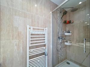 Cozy bedroom with LaDéfense view