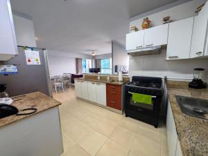 YC 2307 l Av Balboa 2 BDR bay view