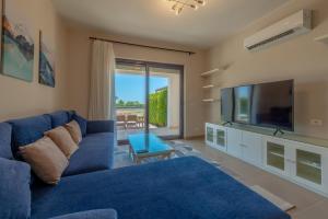 Lagoonfront 3BR Apartment Cyan