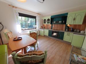 Two-Bedroom Apartment with Terrace room in Ferienwohnung Am Traumgarten 35646