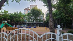 SONG Stay-공항철도, 홍대입구역 7분, 연트럴파크 5분, 6명, 2룸, 3퀸베드, 각방 에어컨, 세탁건조기, WiFi, 연남동, 외국인 전용