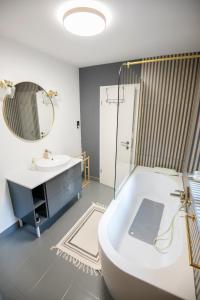 Forest Cabin Nest-Family Retreat for 7 with Sauna & Hot tub