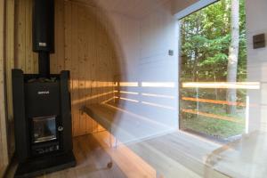 Forest Cabin Nest-Family Retreat for 7 with Sauna & Hot tub