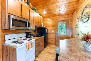 Wildflower Cabin with a private hot tub
