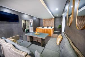 6 bedroom and Jacuzzi 1 block from LLeras P6