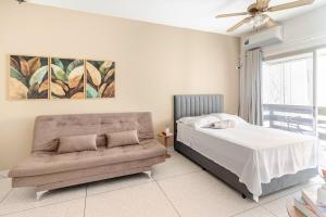 Em frente à praia, com garagem, AC e sacada