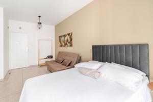 Em frente à praia, com garagem, AC e sacada