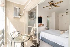 Em frente à praia, com garagem, AC e sacada