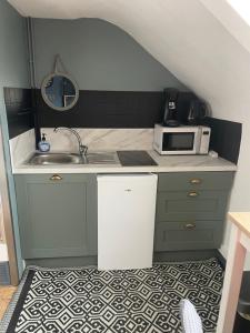 réaménagé fin Juillet 2025, Albatros Studio a moins de 50 mètres de la plage, vue dégagée sur la vallée