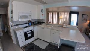 Coastal Adorable 1 bedroom 1 bath beach bungalow Located On Nettles Island