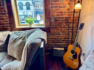 In the Heart of Town-3BR-2bath-500Mbps WiFi-4car parking-EV-boat