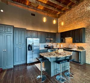 In the Heart of Town-3BR-2bath-500Mbps WiFi-4car parking-EV-boat