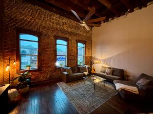 In the Heart of Town-3BR-2bath-500Mbps WiFi-4car parking-EV-boat