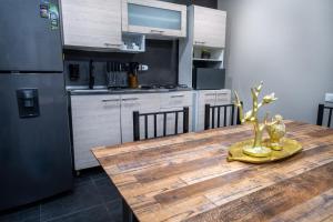 6 bedroom and Jacuzzi 1 block from LLeras P6