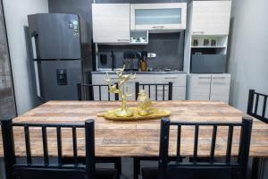 6 bedroom and Jacuzzi 1 block from LLeras P6