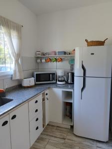 AIRES DE MIRAMAR - Casa BELEN- Moderna con jardín, en barrio Las Lomas de Miramar