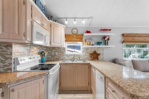 Coastal 2 Bedroom 2 Bath Beach House on Nettles Island N669