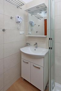 Apartments with parking space Barbat, Rab - 24215