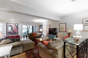 Updated & lovely villa with AC - steps from pool & beach