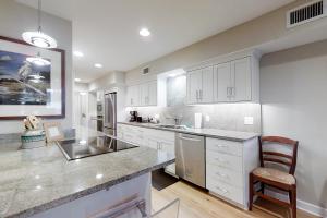 Updated & lovely villa with AC - steps from pool & beach