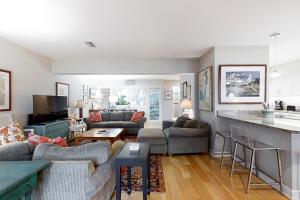 Updated & lovely villa with AC - steps from pool & beach