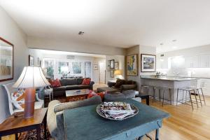 Updated & lovely villa with AC - steps from pool & beach