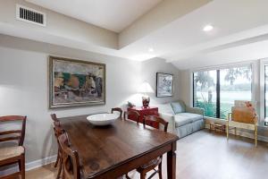 Updated & lovely villa with AC - steps from pool & beach