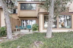 Updated & lovely villa with AC - steps from pool & beach