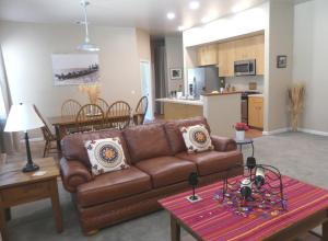 Stay In The Heart of Downtown One Block From The City Park