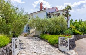 2 Bedroom Lovely Apartment In Malinska