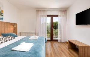 2 Bedroom Lovely Apartment In Malinska 