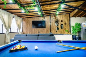 6 bedroom penthouse with pool table- 1 block from Lleras park p4