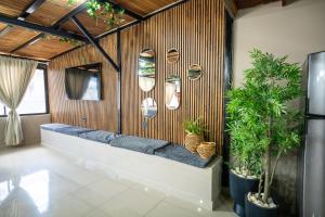 6 bedroom penthouse with pool table- 1 block from Lleras park p4