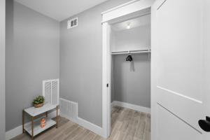 Bright and Airy 2BR with King Bed Free Parking and Pool