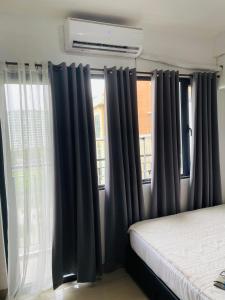 12 Minutes from Mall of Asia - Spacious Condo with Balcony & Hot Shower