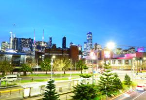 Elegant Melbourne Stay, Parking, Pool, Views