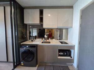 Fully equipped Ideo Rama9-Asoke, with workstation