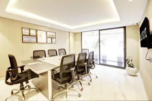 Saltstayz Premier - Galleria Market Road & Sector 27