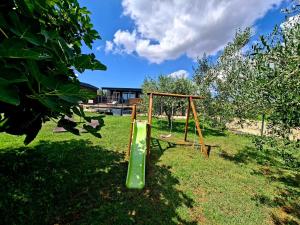 Beach House IVE, Beach House BETA - a romantic hideaway in an olive grove by the sea, fenced houses with privacy, swimming pool, jacuzzi and playground, Pomer