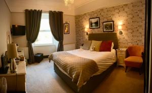Lake district house -sleeps 18 with hot tub, garden