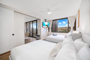 24F Diamond Head & Ocean Peek, Near Beach, Parking