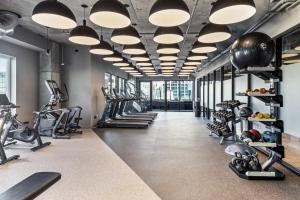 River North 1br w pool fitness 1 block to L CHI-1039