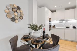 Modern & Cozy 2-Bedroom Apartment plus Parking, Gym, Cinema, Games Room, Workspace