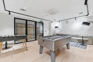 Modern & Cozy 2-Bedroom Apartment plus Parking, Gym, Cinema, Games Room, Workspace