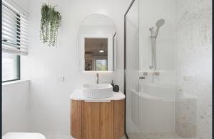 Ocean View dreaming, metres to the beach!