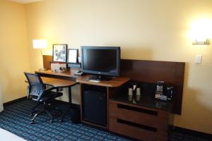 King Room - Accessible/Non-Smoking room in Country Inn & Suites by Radisson Phoenix Airport AZ