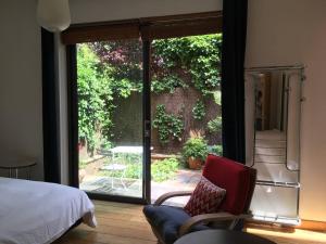 chambre avec SDB privative et vue sur jardin