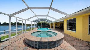Casa de La Vista – Pool Spa with lakefront view