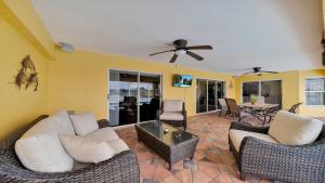 Casa de La Vista – Pool Spa with lakefront view