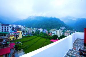 Ima Ganga Hotel - Aesthetic, Quite Mountain View Rooms In Upper Tapovan with netflix, free airport pickup for 7 or more nights booking